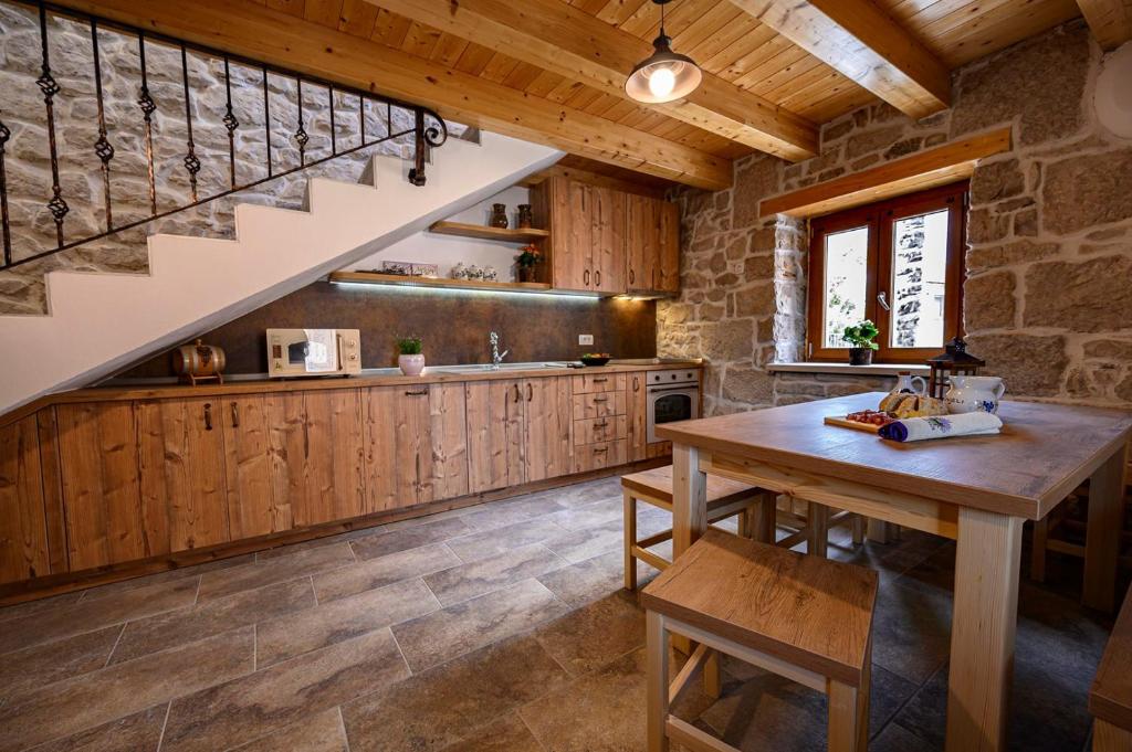 Kuchyň nebo kuchyňský kout v ubytování Villa Dajana