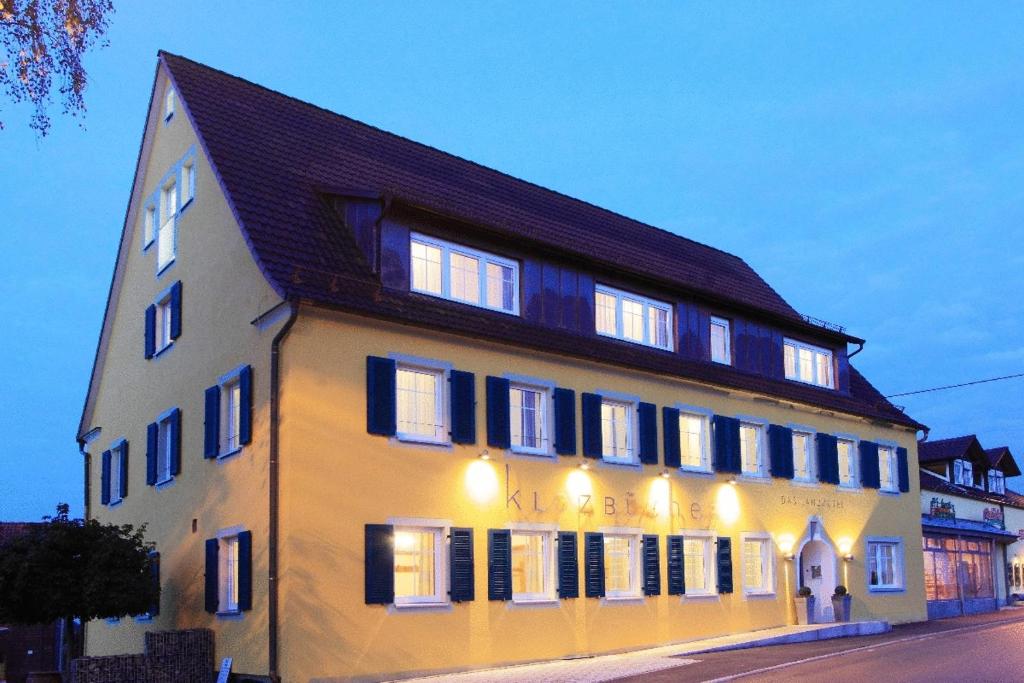 エルヴァンゲンにあるKlozbücher - Das Landhotelの通りに多くの窓がある大きな建物