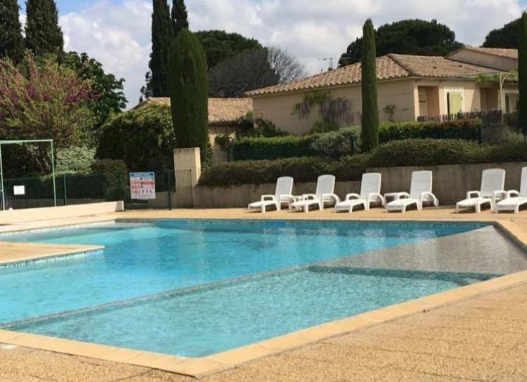 una piscina con tumbonas y una casa en Mazet de Malo en Saint-Rémy-de-Provence