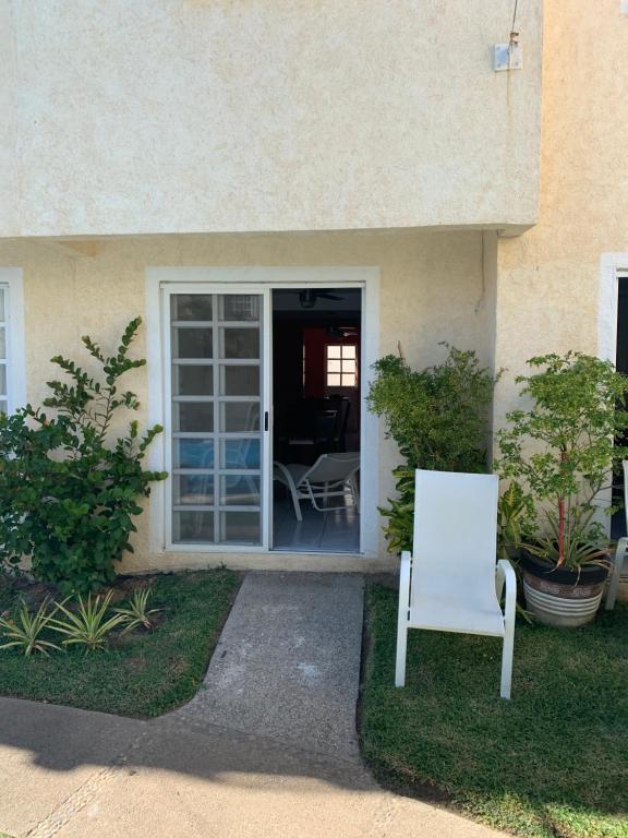Hermosa casa frente a playa, zona diamante, 3 recamaras