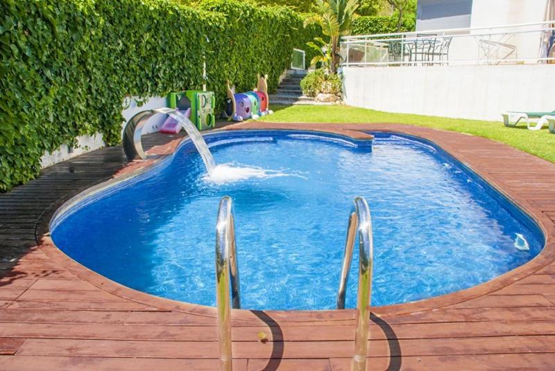 una pequeña piscina con una fuente de agua en Club Villamar - Capilla, en Calafell