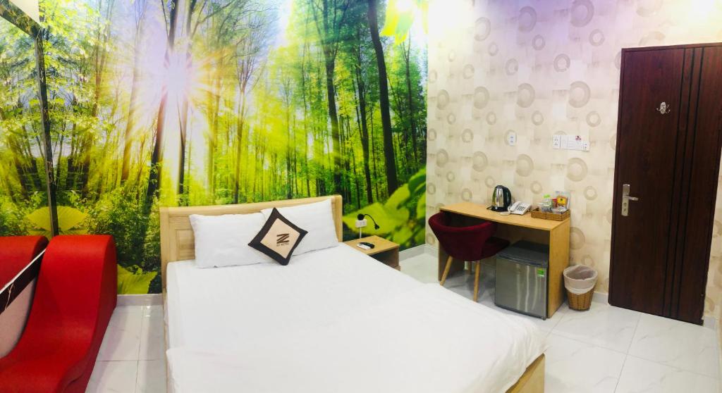 una camera con letto e parete verde di 2Z Hotel- 149 Lê Thị Riêng ad Ho Chi Minh