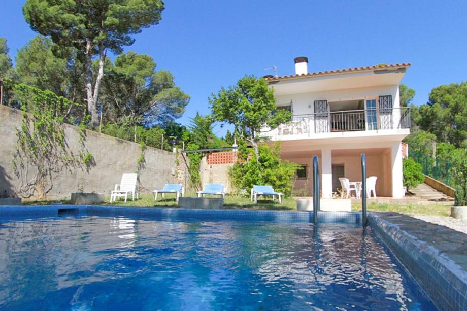 Villa con piscina frente a una casa en Club Villamar - Rosa del Vents, en Tamariu