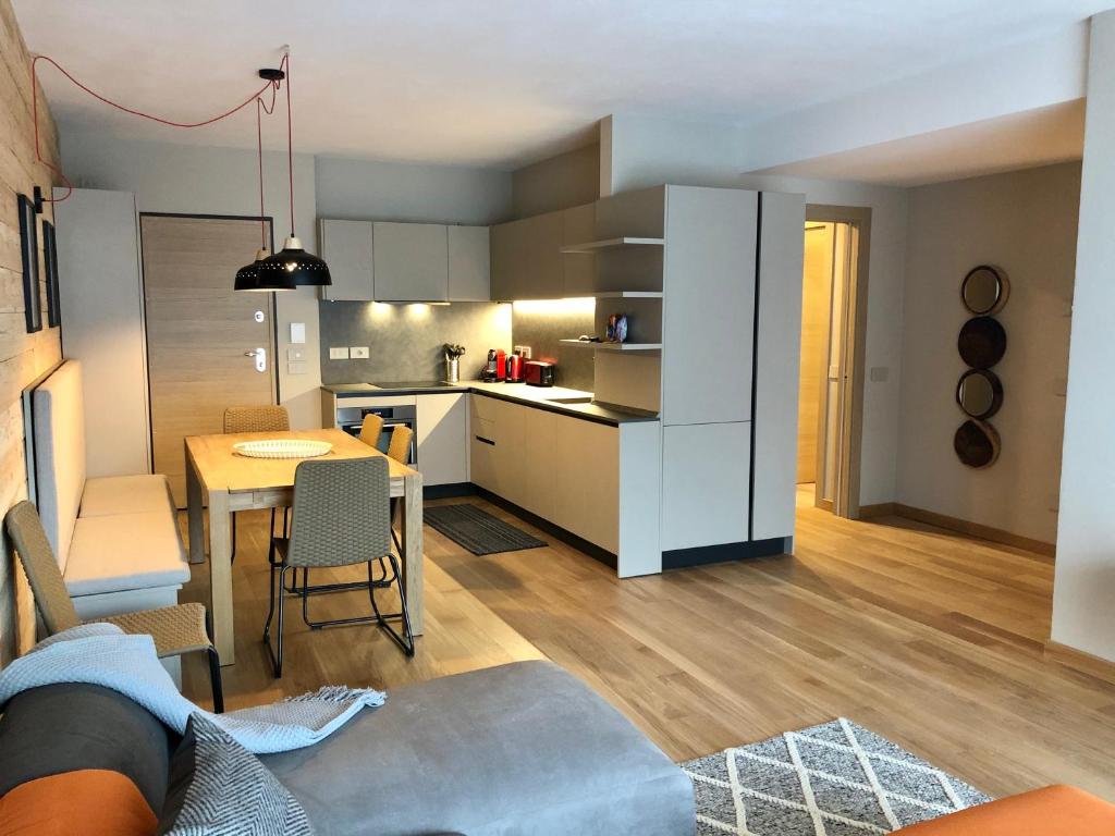 Apartament obejmuje kuchnię oraz salon ze stołem, kuchnią i jadalnią. w obiekcie Chalet Bizet - Limone 1400 w mieście Limone Piemonte
