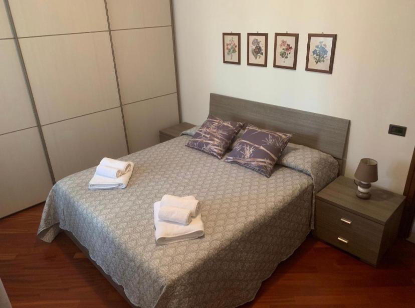 - une chambre avec un lit et 2 serviettes dans l'établissement LE STANZE DEL VIALE, à Vérone