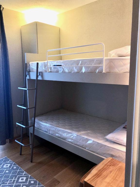 Łóżko lub łóżka w pokoju w obiekcie Chalet Bizet - Limone 1400