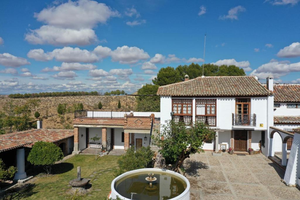 an aerial view of a villa with a courtyard at Morada Campestre a 45 minutos de Madrid in Chozas de Canales