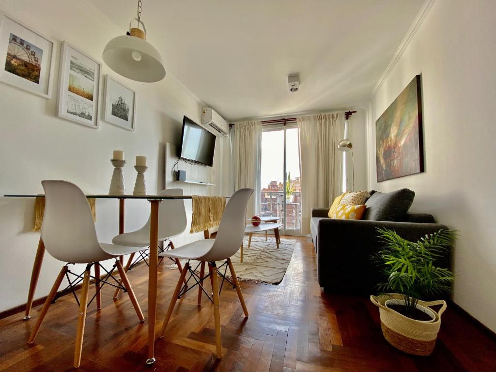 sala de estar con mesa, sillas y sofá en En Nueva Cordoba Cerca de todo y súper equipado en Córdoba