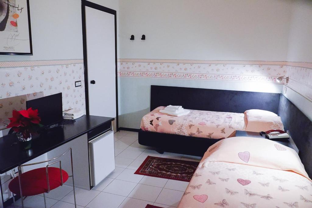 Postel nebo postele na pokoji v ubytování Hotel Letizia