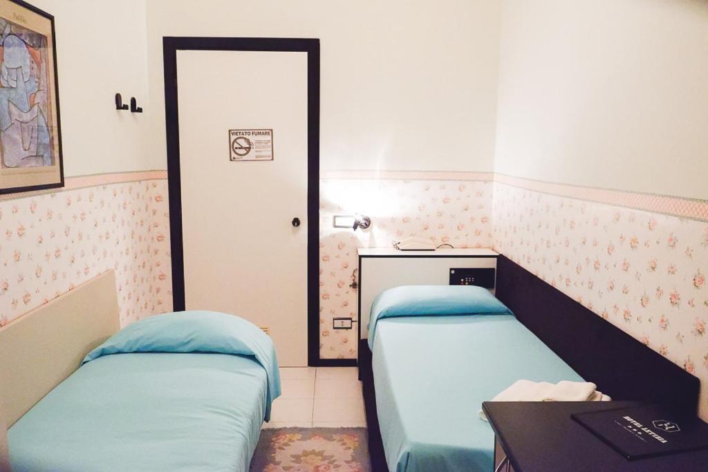 Postel nebo postele na pokoji v ubytování Hotel Letizia