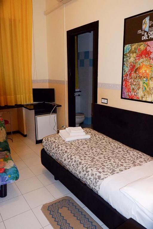 Postel nebo postele na pokoji v ubytování Hotel Letizia