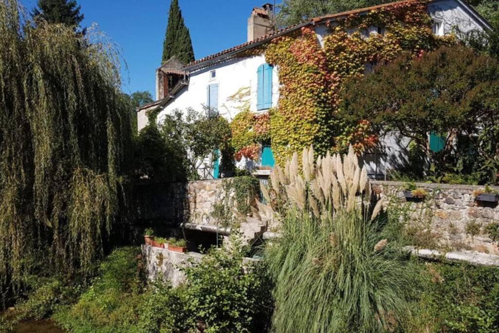 une maison ancienne avec un jardin en face dans l'établissement Foix, à Foix