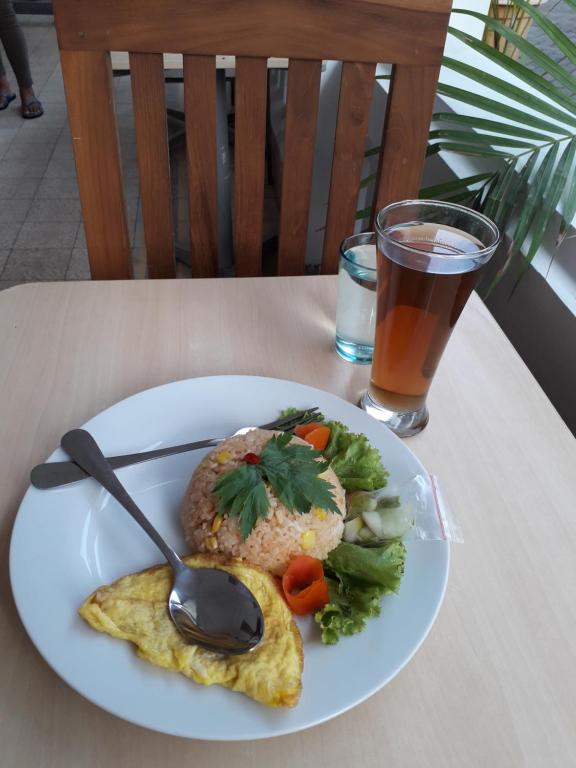 a plate of food with rice and vegetables and a drink at iLOMBA in Probolinggo