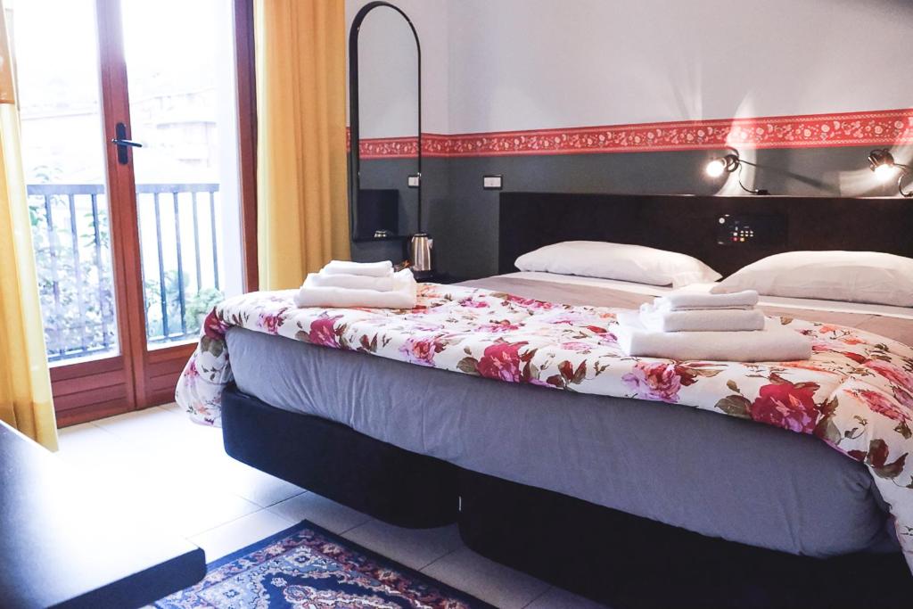 Postel nebo postele na pokoji v ubytování Hotel Letizia