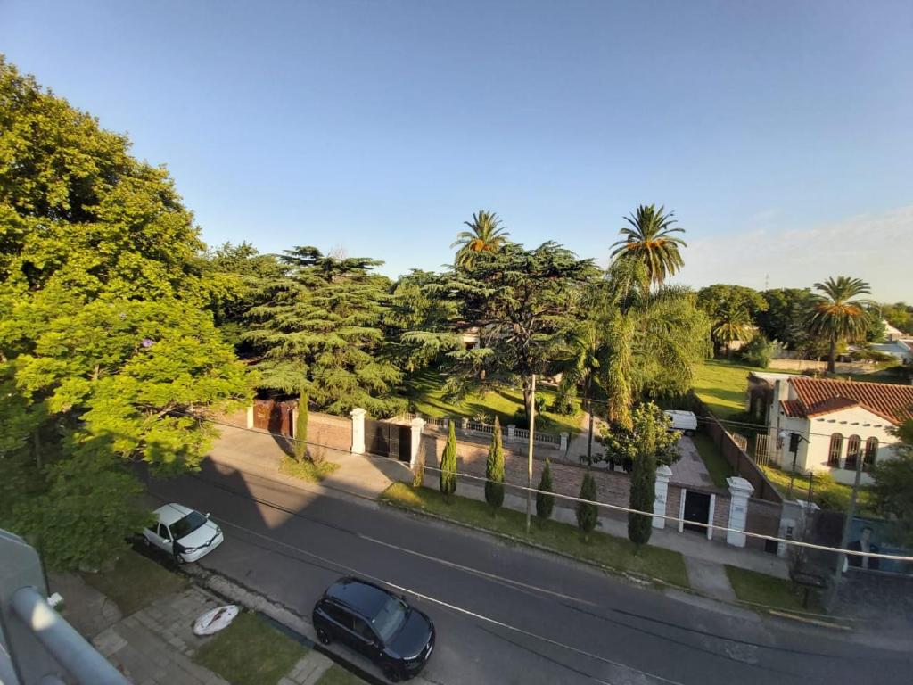 una vista aérea de una calle con casas y palmeras en Linda Vista en Adrogue en José Mármol
