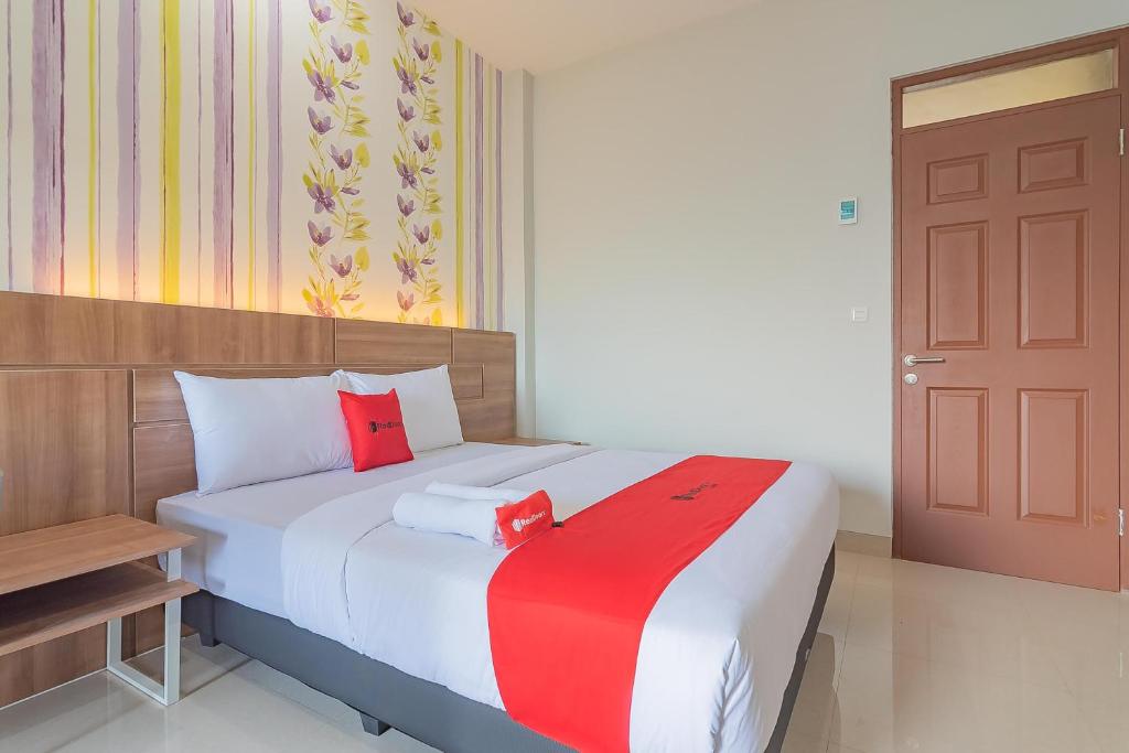 Postel nebo postele na pokoji v ubytování RedDoorz Plus near Taman Budaya Samarinda
