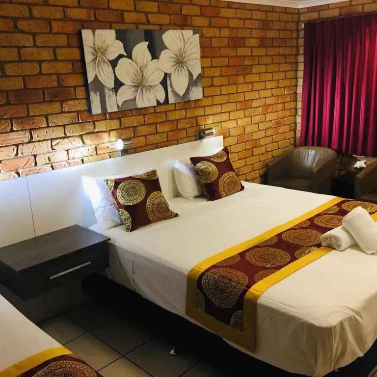 Postel nebo postele na pokoji v ubytování Emerald Highlands Motel