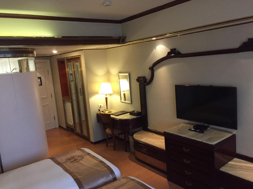 Televiisor ja/või meelelahutuskeskus majutusasutuses Charming City Songshan Hotel
