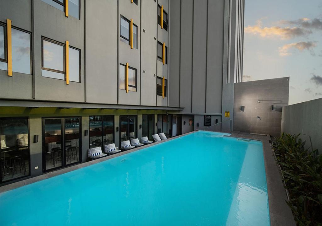 喬治市的住宿－檳城喬治市彩鴻酒店，大楼前的大型游泳池
