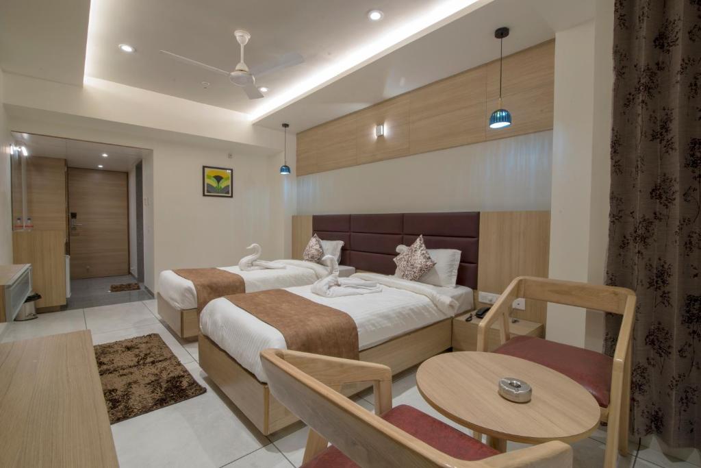Postel nebo postele na pokoji v ubytování HOTEL SILVERA GRAND