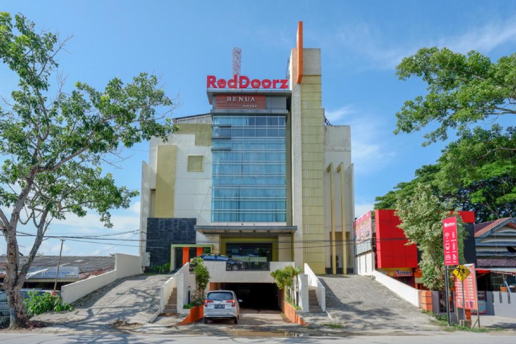 un edificio con una señal roja de robocop. en RedDoorz Plus near Hotel Benua Kendari, en Pulupanda