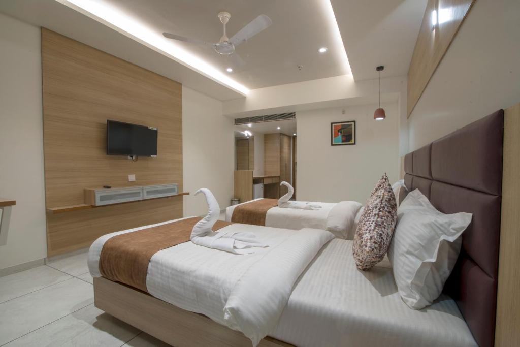 TV a/nebo společenská místnost v ubytování HOTEL SILVERA GRAND