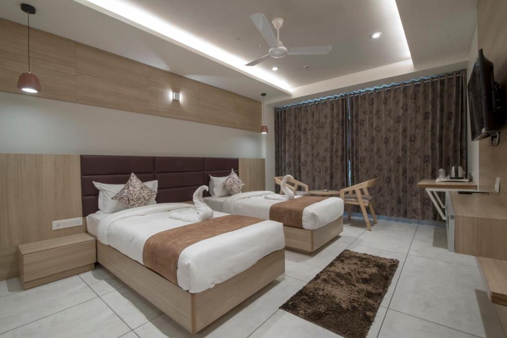 Postel nebo postele na pokoji v ubytování HOTEL SILVERA GRAND