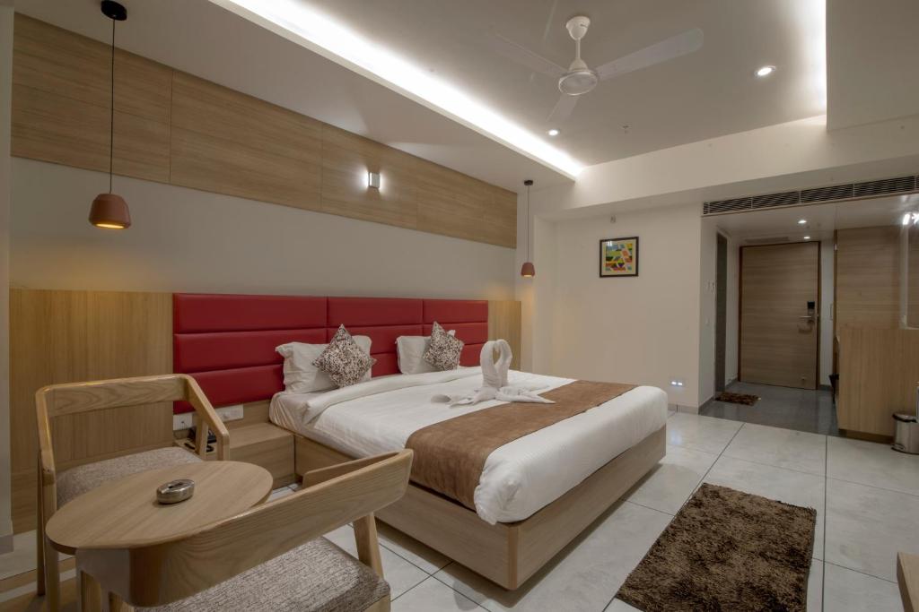 Postel nebo postele na pokoji v ubytování HOTEL SILVERA GRAND