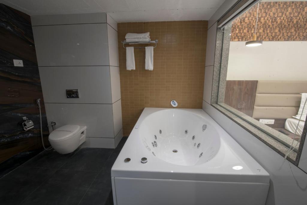 Koupelna v ubytování HOTEL SILVERA GRAND