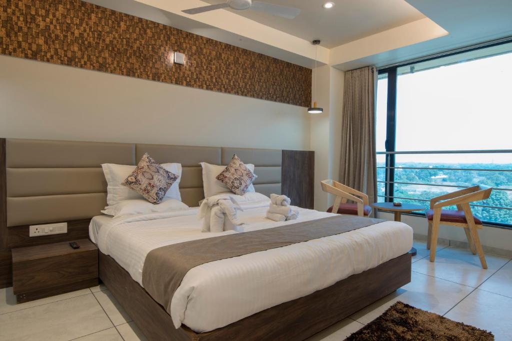 Postel nebo postele na pokoji v ubytování HOTEL SILVERA GRAND