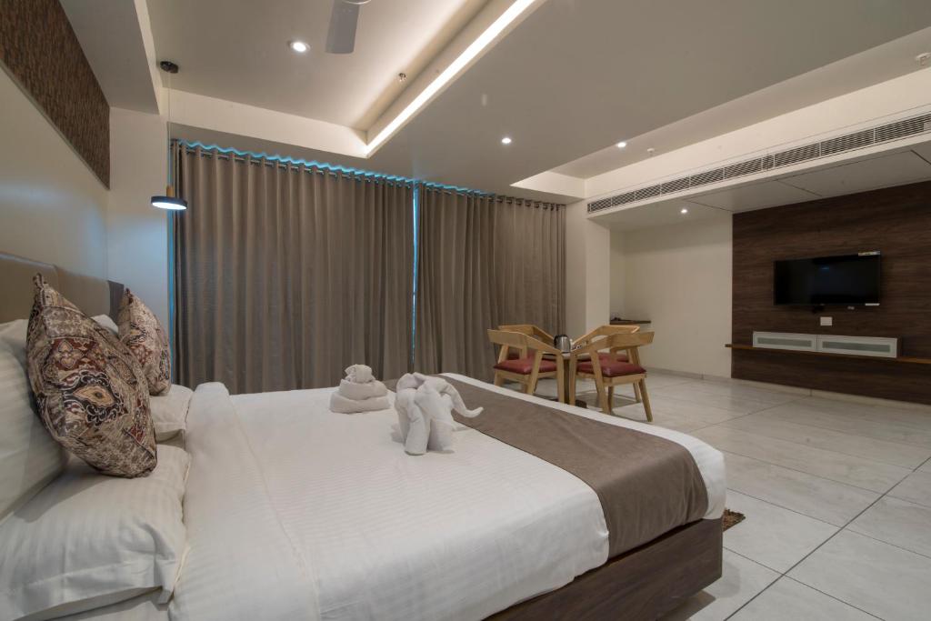 Postel nebo postele na pokoji v ubytování HOTEL SILVERA GRAND