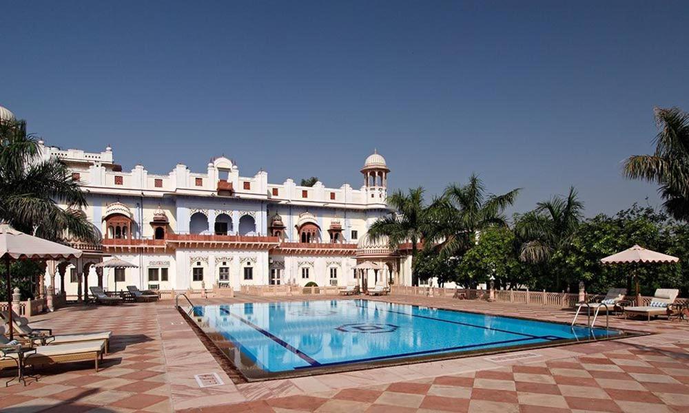 Bazén v ubytování Laxmi Vilas Palace nebo v jeho okolí