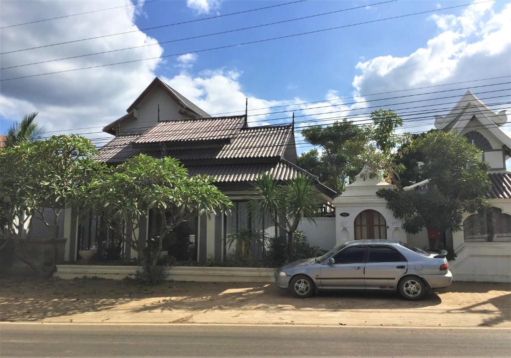 a car parked in front of a house at Phu View Hideaway in Ban Kham Proi