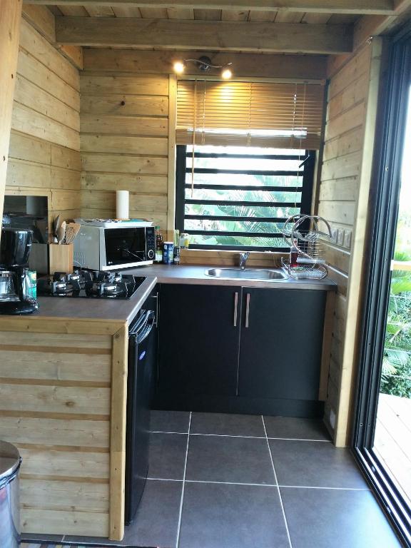 Kuchyň nebo kuchyňský kout v ubytování Lounge des hauts, 3 maisons à L'étang-Salé avec vue sur l'Océan indien et la forêt