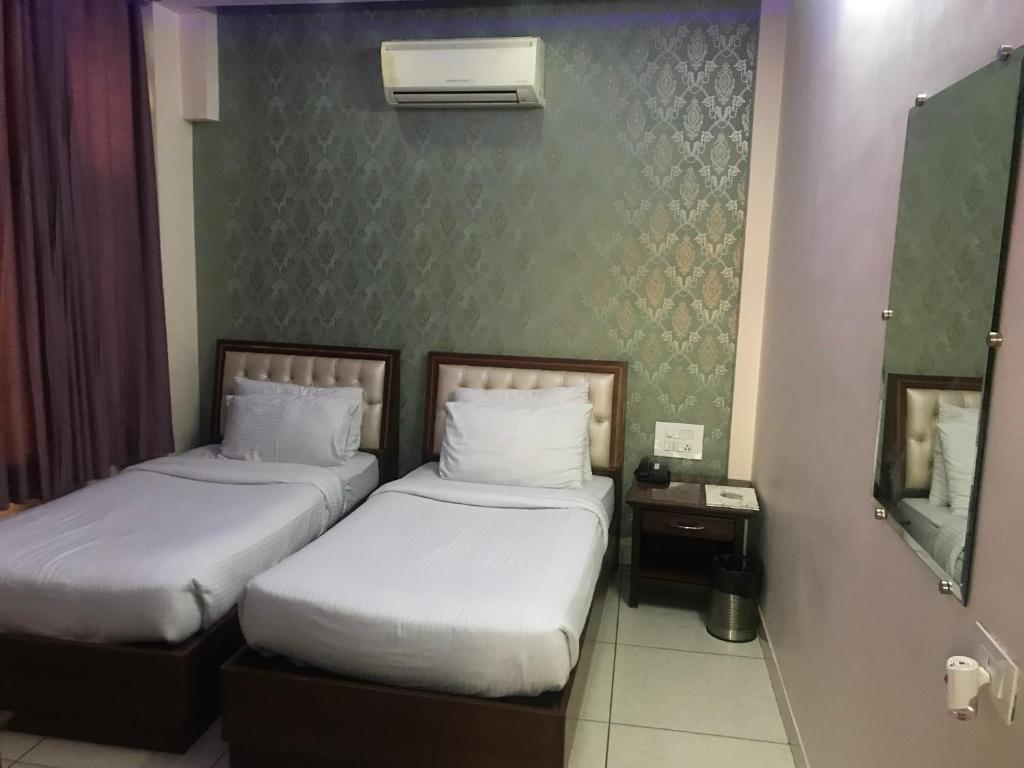 Postel nebo postele na pokoji v ubytování Leela Residency