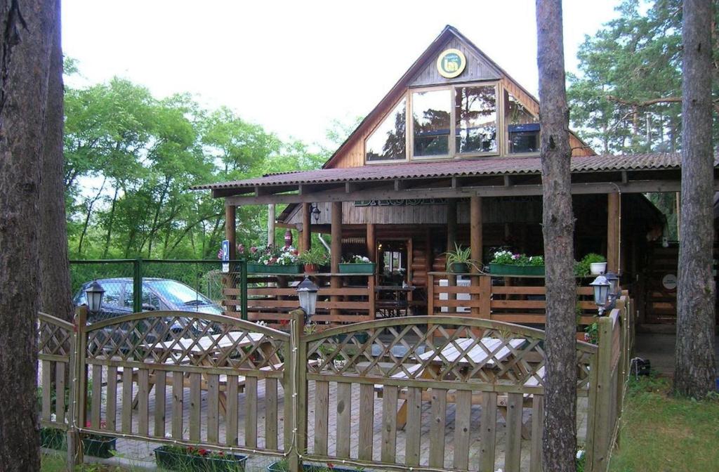 una casa con una valla delante de ella en Tera, en Saulkrasti