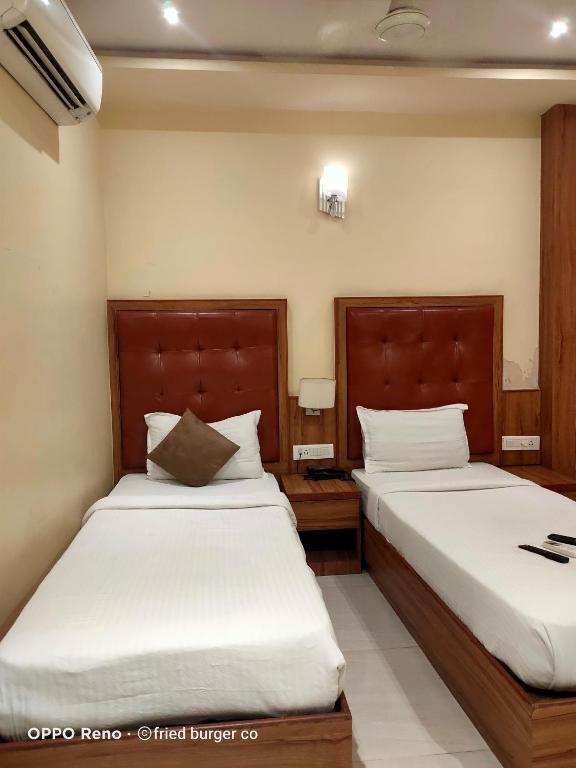 Postel nebo postele na pokoji v ubytování Aster Hotel Near Mumbai Airport