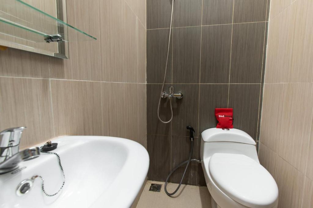 Koupelna v ubytování RedDoorz Plus near Trans Studio Cibubur 2