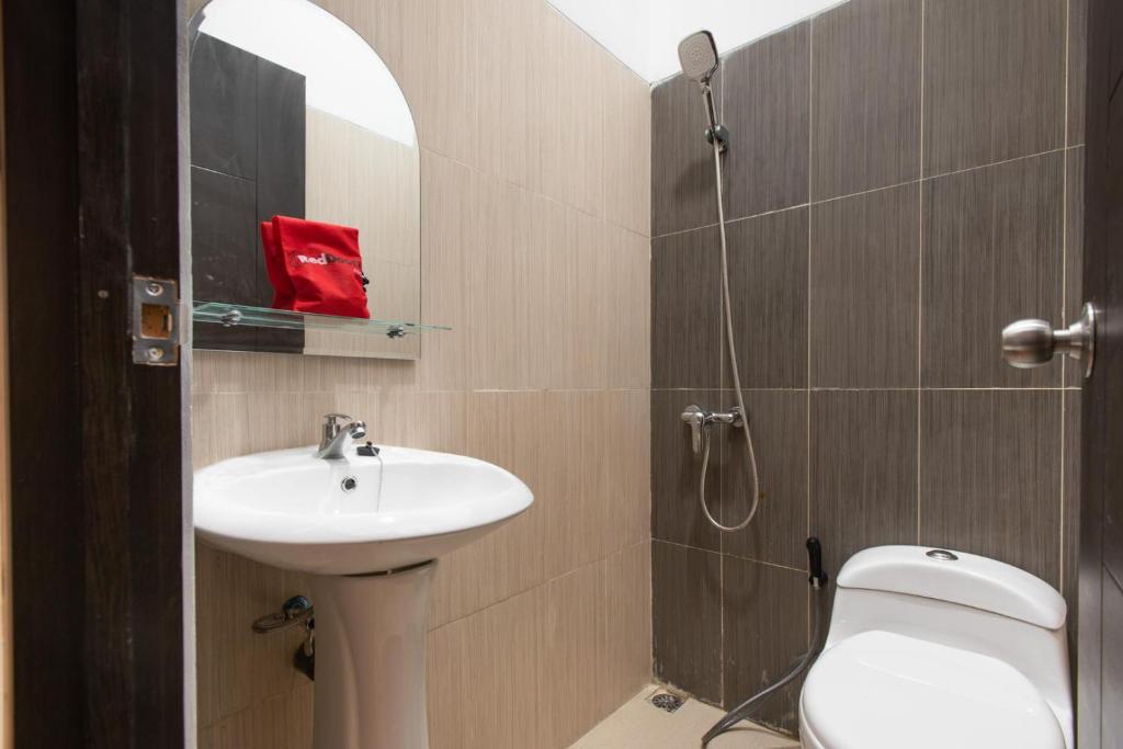 Koupelna v ubytování RedDoorz Plus near Trans Studio Cibubur 2