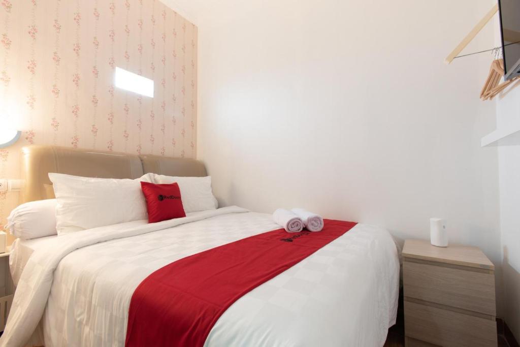 Postel nebo postele na pokoji v ubytování RedDoorz Plus near Trans Studio Cibubur 2