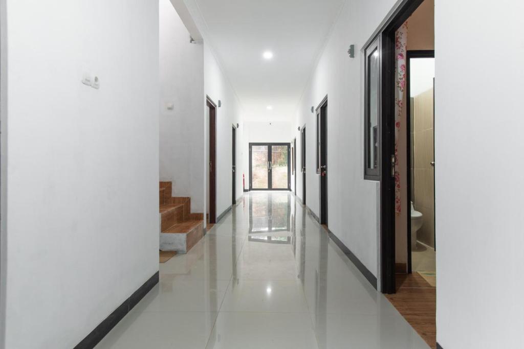 Fotografie z fotogalerie ubytování RedDoorz Plus near Trans Studio Cibubur 2 v destinaci Cibubur