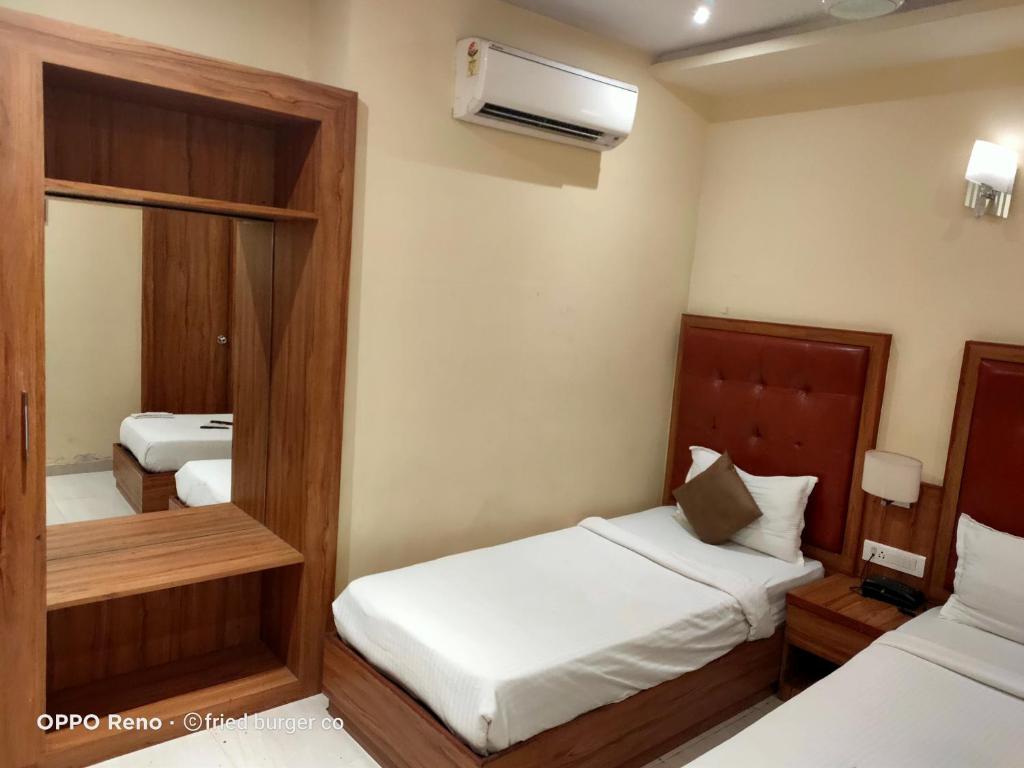 Postel nebo postele na pokoji v ubytování Aster Hotel Near Mumbai Airport