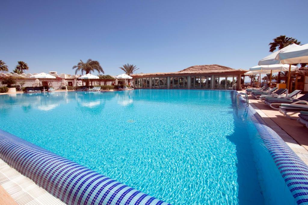 Bazén v ubytování Swiss Inn Resort Dahab nebo v jeho okolí