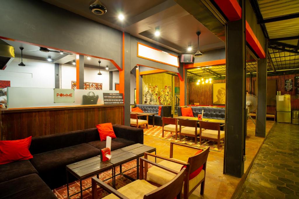 Posezení v ubytování Pomme Brewhouse Hostel