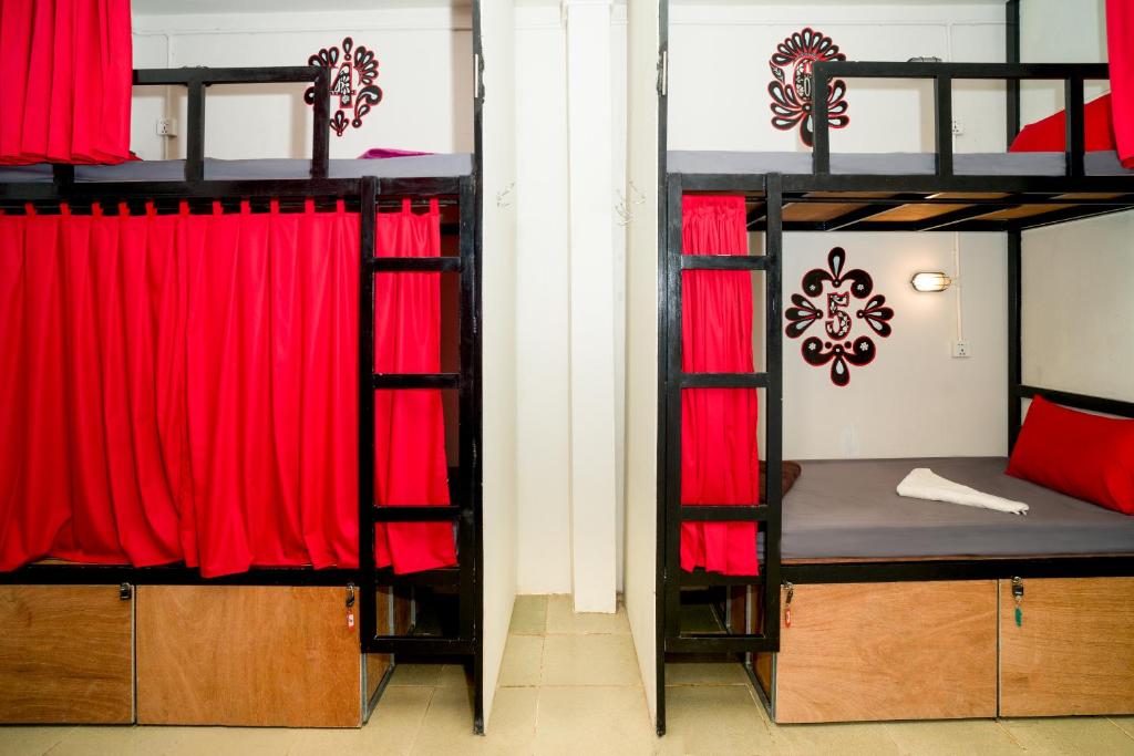 Postel nebo postele na pokoji v ubytování Pomme Brewhouse Hostel