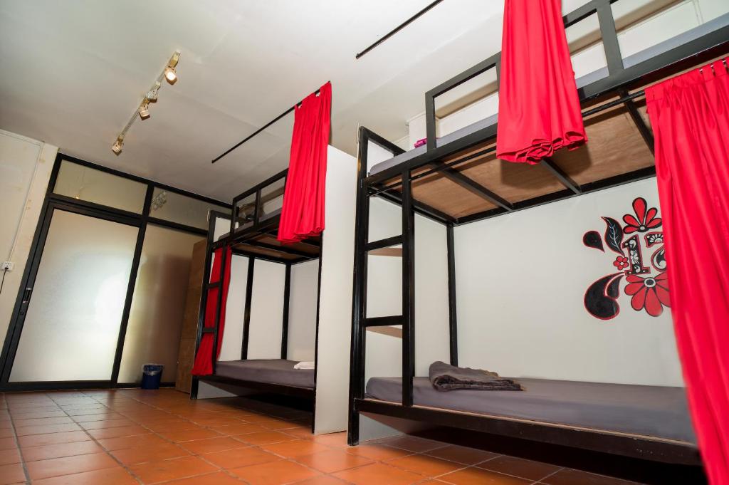 Postel nebo postele na pokoji v ubytování Pomme Brewhouse Hostel