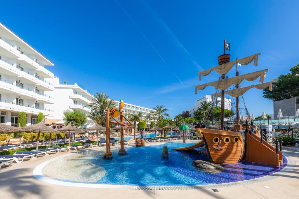 een zwembad in een resort met een glijbaan bij Marins Playa in Cala Millor