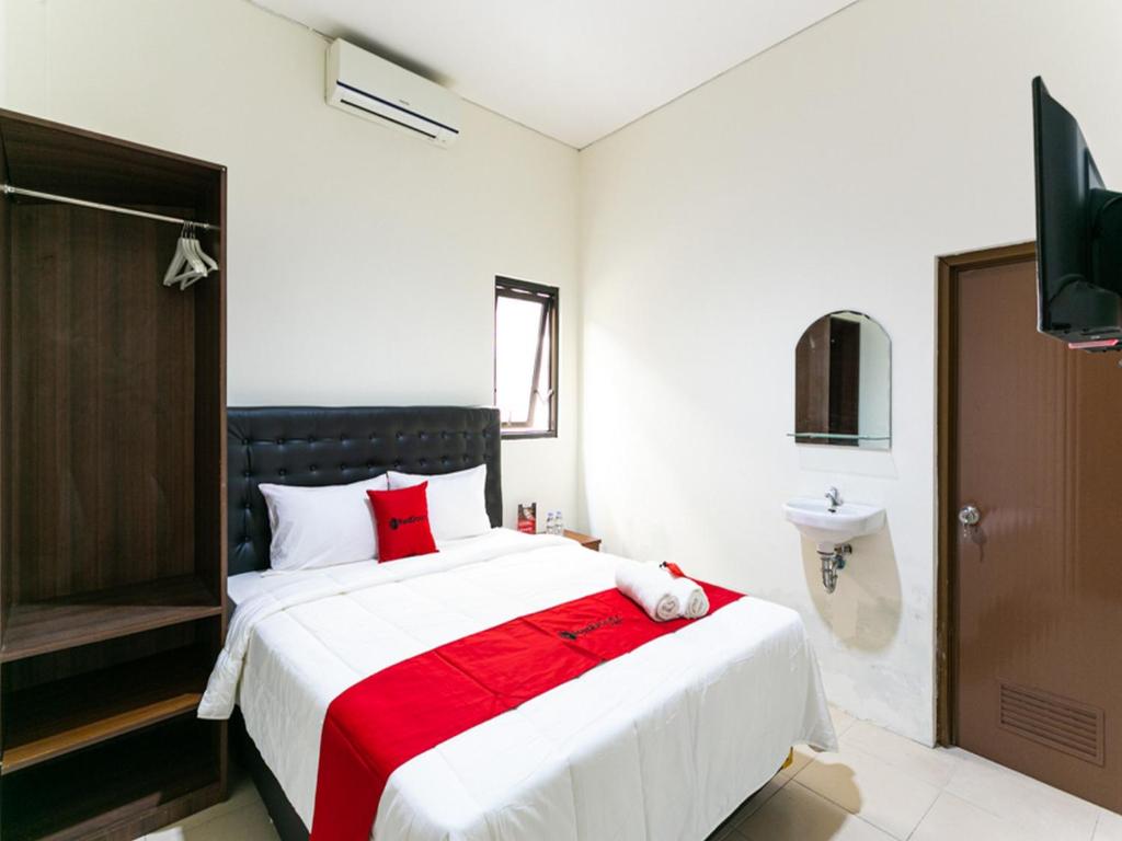 Kamar penginapan di hotel murah RedDoorz @ Urip Sumoharjo Solo.
