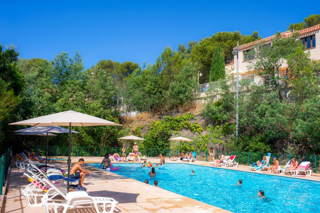 サン・ラファエルにあるRésidence Goélia Les Jardins d'Azurの大きなスイミングプール
