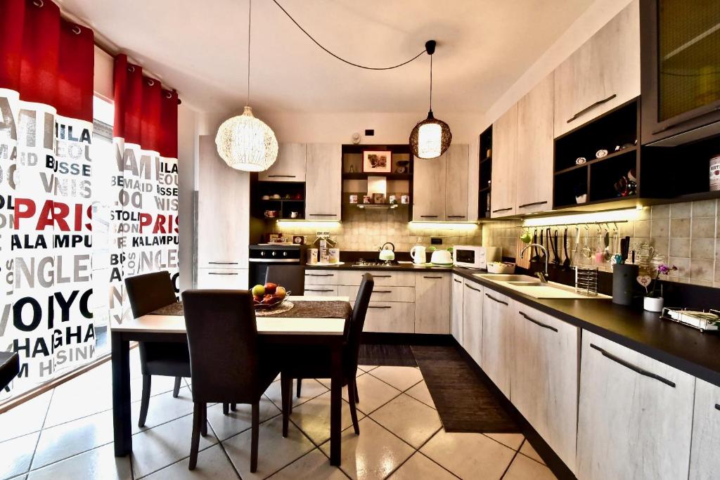 A kitchen or kitchenette at Modern apartment halfway between Milan and Como
